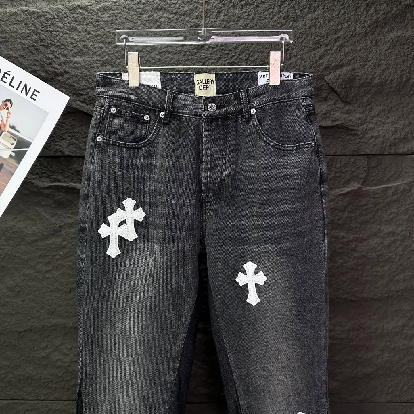P240 GALLERY DEPT. & Croixin co-branded 2025 new spliced ​​white cross patch leather couple's bootcut jeans 🔥High version🔥High version🔥 Top ceiling quality Styles with different washed textures are very friendly to people with thin legs and thick legs. The bootcut version is very flattering. Moderate length that never goes out of style, easy to match with casually, basic styling for various styles, a must-have in the wardrobe! The fabric is stiff but also makes the upper body soft without losing texture. The washing process is even more perfect. It is a must-have item for everyone! ! ! Washed wheat, hang tag, pants label, three complete labels, color: black, size: 28, 30, 32, 34, 36 (five sizes)